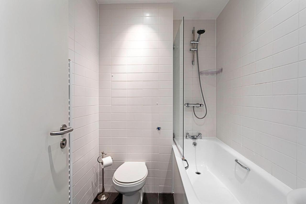 Modern Cosy On Vibrant Deptford High Street Londen